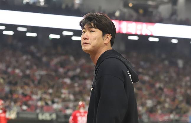 더그아웃을 바라보며 선수들을 독려하고 있는 김광현. /사진=SSG 랜더스