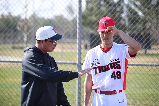 KIA 이의리(오른쪽)가 정재훈 코치와 대화를 나누고 있다. /사진=KIA 타이거즈 제공