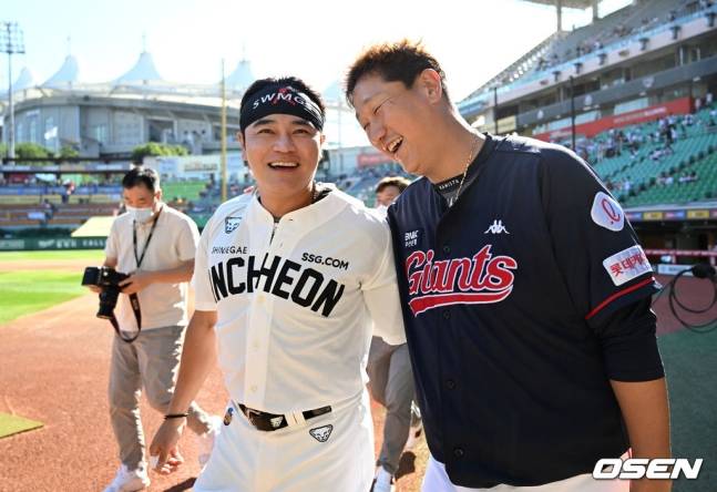 2022년 이대호 은퇴투어에서 이대호(왼쪽)와 추신수의 모습.