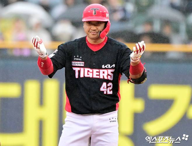 19일 오후 서울 송파구 잠실야구장에서 열린 '2025 신한 SOL Bank KBO리그' KIA 타이거즈와 두산 베어스의 경기, 6회초 2사 1루 KIA 김태군이 2루타를 날린 후 세리머니를 하고 있다. 엑스포츠뉴스 DB