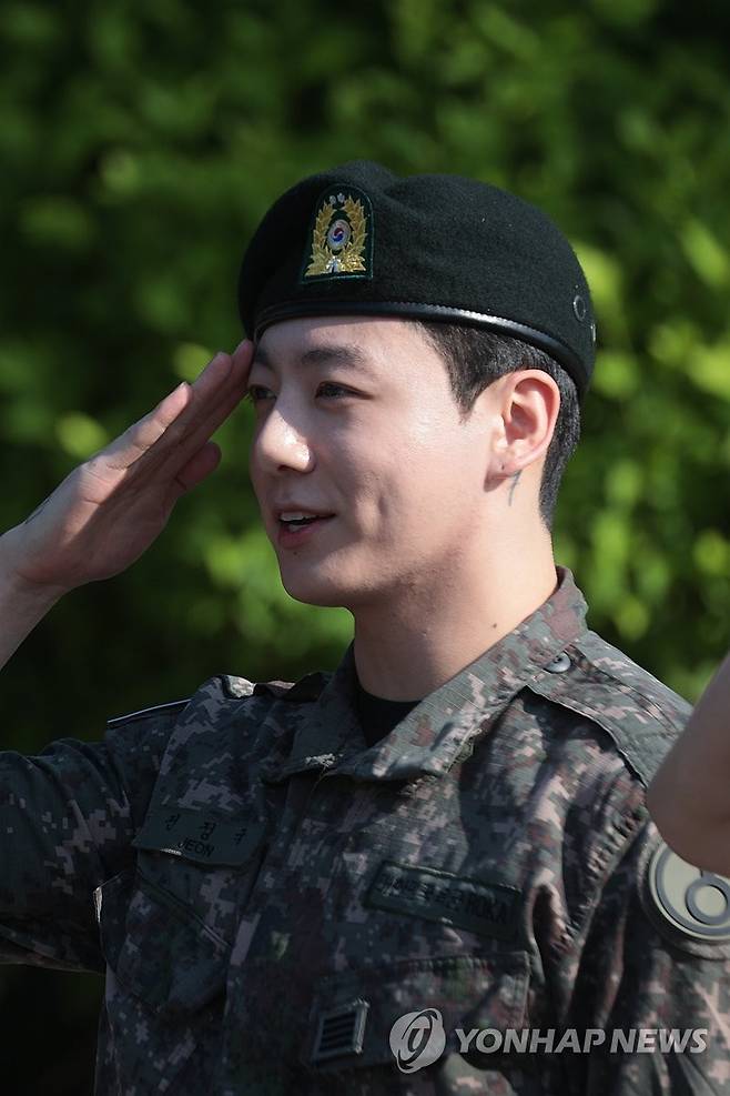 경례하는 BTS 정국 (연천=연합뉴스) 류효림 기자 = 육군 현역 복무를 마치고 만기 전역한 그룹 방탄소년단(BTS)의 정국이 11일 경기도 연천군 연천공설운동장에서 취재진을 향해 거수경례를 하고 있다. 2025.6.11 ryousanta@yna.co.kr