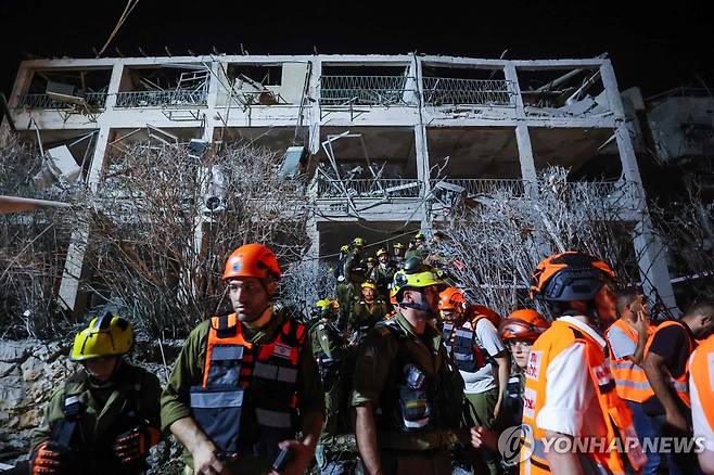 이란 미사일 공격 받은 텔아비브 건물 (텔아비브 AFP=연합뉴스) 13일(현지시간) 밤 이란 미사일 공격에 무너진 텔아비브의 한 아파트 건물. 2025.06.14