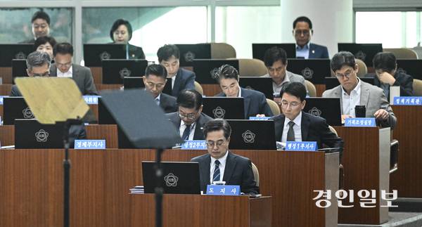 인구감소지역에 한해 산지 개발 관련 규제를 완화토록 법령이 개정됐지만 경기도와 일선 지역의 입장차가 여전하다. 사진은 지난 12일 오전 진행된 제384회 정례회 제3차 본회의의 모습. 2025.6.12 /이지훈기자 jhlee@kyeongin.com