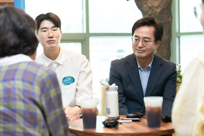 ▲ 지난 2023년 7월 오전 경기도청 1층 카페(쉼마루)에서 김동연 경기지사가 예술인 기회소득 최초 수혜자와 간담회를 열었다./사진제공=경기도