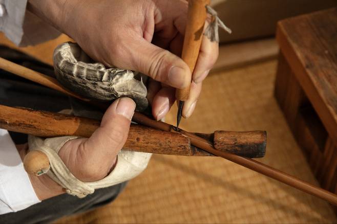 궁시장의 활/화살 제작과정 시연 장면. 사진=영집궁시박물관