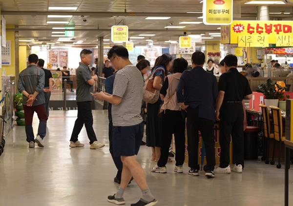 14일 오전 10시 인천시 강화군 강화읍 풍물시장 2층 식당가가 이른 아침부터 찾아온 방문객들로 인산인해를 이뤘다.