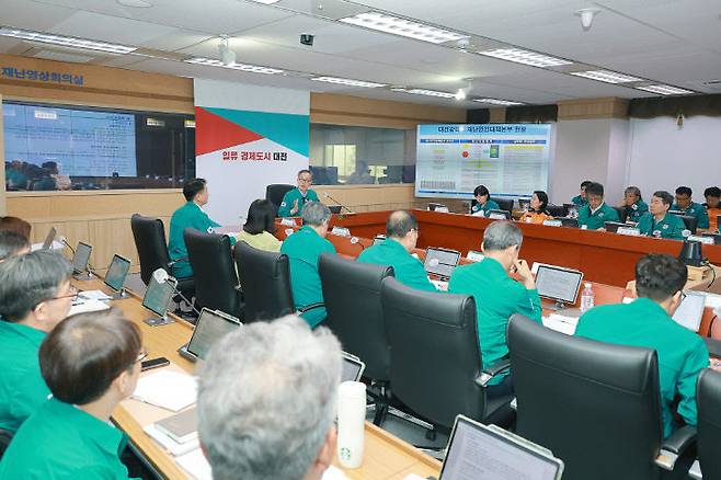 대전시는 13일 시청 재난안전상황실에서 시 실·국장과 5개 자치구 부구청장 등 재난대응 책임부서 관계자 등이 참석한 가운데 '2025년 여름철 자연재난 대비 종합점검회의'를 개최했다. 사진제공은 대전시