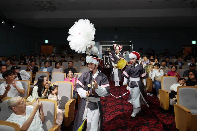 삼도풍물단이 관객들과 어우러진 공연을 펼치고 있다/사진=무주군