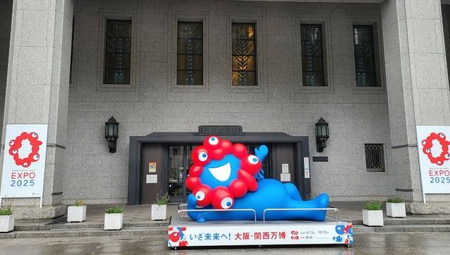 오사카 시청 앞에 엑스포 마스코트인 '먀쿠먀쿠' 조형물이 전시돼 있다. 사진=김윤정 기자