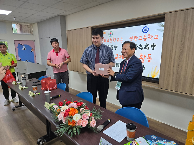 오성우 영광고 교장과 광푸고 관계자가 기념품을 교환하고 있다. /영광고등학교 제공