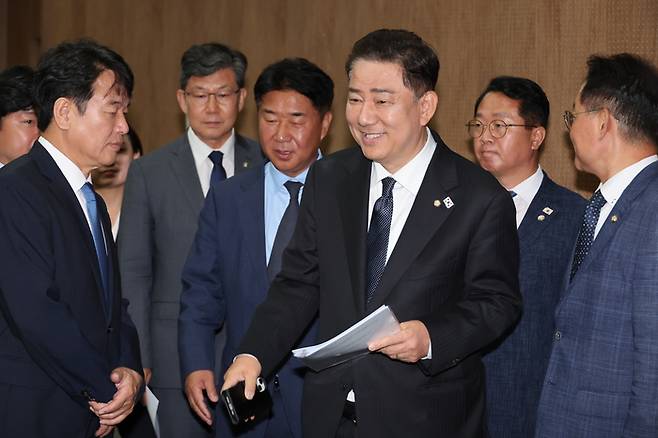 더불어민주당 김병기 신임 원내대표가 15일 서울 여의도 국회 소통관에서 원내대표단 인선을 발표하기 위해 기자회견장으로 들어서고 있다. 연합뉴스