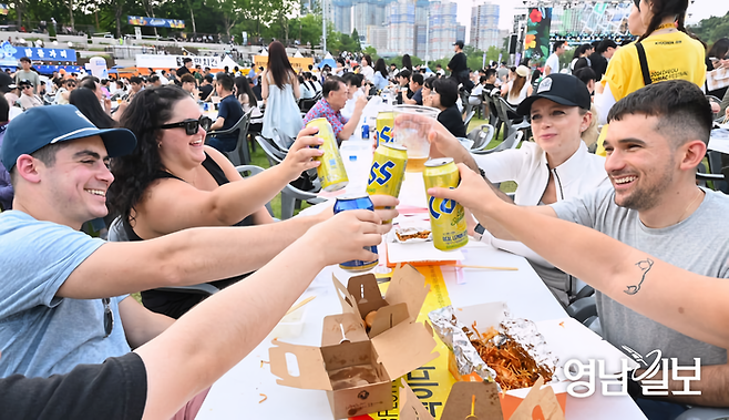 '2024 대구 치맥페스티벌'이 열린 달서구 두류공원 2.28자유광장을 찾은 외국인 관광객들이 치킨과 맥주를 먹으며 즐거운 시간을 보내고 있다. <영남일보DB>