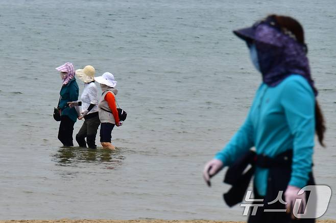 13일 오후 경북 포항시 북구 영일대해수욕장에서 시민들이 바닷물에 발을 담그고 있다. 2025.6.13/뉴스1 ⓒ News1 최창호 기자