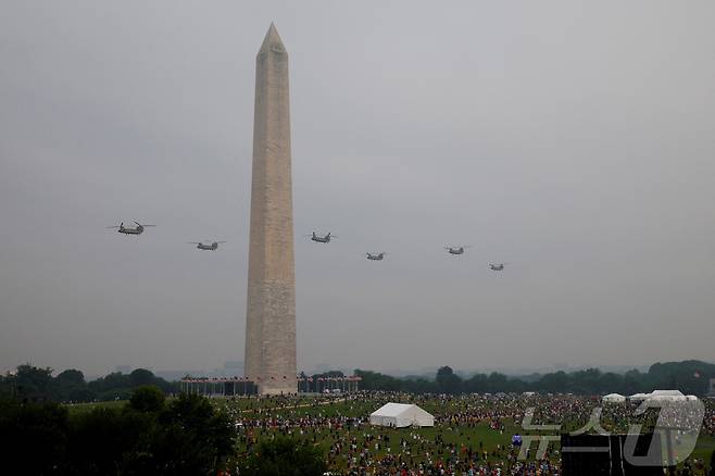 치누크(CH-47) 헬기가 14일(현지시간) 미국 워싱턴DC에서 열린 미 육군 창설 250주년 기념 군사 퍼레이드에서 워싱턴 모뉴먼트 근처 상공을 비행하고 있다. 2025.06.14 ⓒ 로이터=뉴스1 ⓒ News1 류정민 특파원