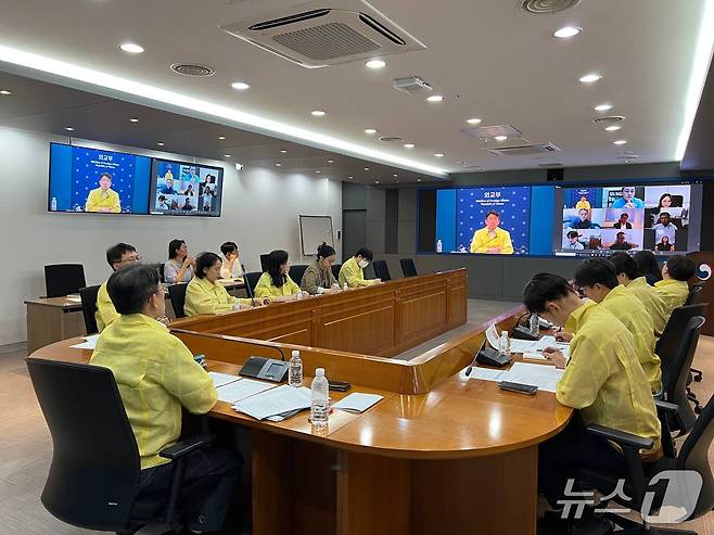 윤주석 영사안전국장은 15일 재외국민의 안전 확보 및 보호 대책 점검을 위해 본부와 공관간 화상 합동 상황점검회의를 개최했다. 2025.06.15. (외교부 제공)