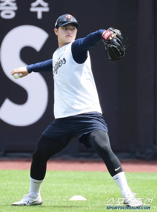 14일 대전 한화생명볼파크에서 열리는 한화와 LG의 경기. 캐치볼로 몸을 풀고 있는 한화 문동주. 대전=송정헌 기자songs@sportschosun.com/2025.06.14/