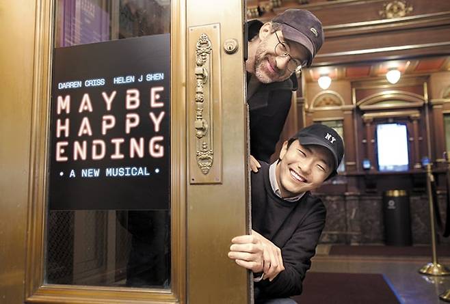 ‘어쩌면 해피엔딩’이 공연 중인 브로드웨이 벨라스코 극장에서 만난 윌 애런슨(위)과 박천휴 작가. /이태훈 기자