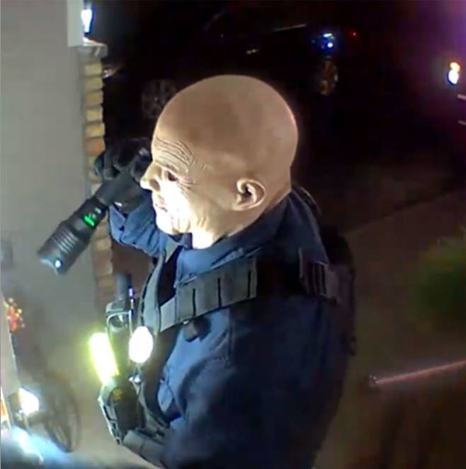 경찰 제복을 입은 용의자 밴스 L. 보엘터가 얼굴에 마스크를 착용한 것으로 추정되는 모습. /미 FBI