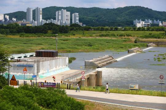 새 정부 출범 이후 그간 중단됐던 4대강 보 해체 문제가 또다시 부상하고 있다. 15일 오후 세종시 금강 세종보에서 시민들이 산책하고 있다. 김영태 기자