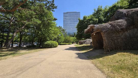 15일 둔산선사유적지 주차장은 차량들로 가득하지만 정작 유적지를 찾은 관람객은 한 명도 보이지 않는 모습이다. 이성현 기자