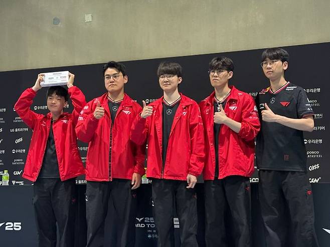 T1 선수단이 15일 부산 사직실내체육관에서 열린 ‘2025 LCK 로드 투 MSI’ 최종전 한화생명e스포츠와 경기가 끝난 뒤 기념 사진을 촬영하고 있다. ⓒ데일리안 황지현 기자