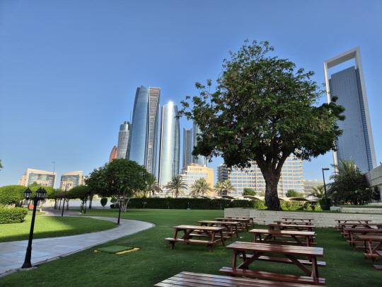 아랍에미리트 수도 아부다비에 위치한 한 호텔에 위치한 공원. 사진=강승구 기자