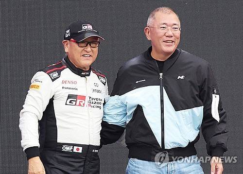 (왼쪽부터)도요다 아키오 도요타그룹 회장과 정의선 현대차그룹 회장. 연합뉴스