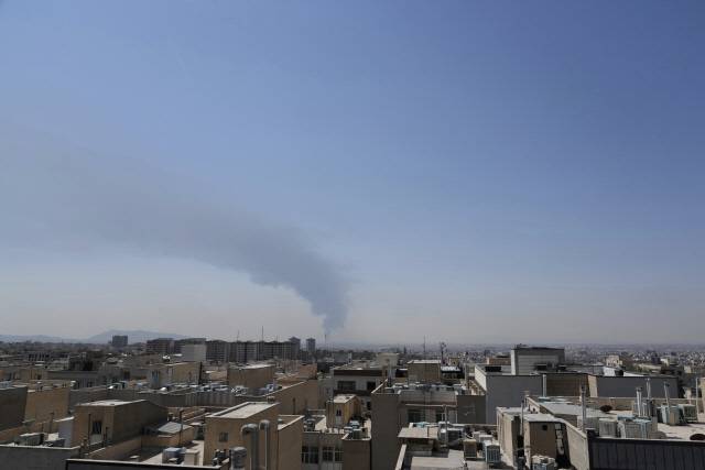 15일 이스라엘 공격으로 이란 테헤란 남쪽 지역 석유시설에서 연기가 솟아오르고 있다. AP 연합뉴스
