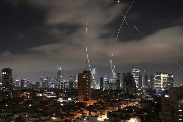 이스라엘군이 15일 텔아비브에서 대공 방어 시스템으로 이란의 미사일을 격추하고 있다. 텔아비브=AP 연합뉴스