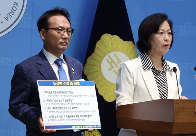 추미애 , 박선원 더불어민주당 의원이 15일 오전 서울 여의도 국회 소통관에서'내란 핵심 종사자들에 대한 검찰의 즉각 추가 기소' 를 촉구하는 기자회견을 하고 있다. 뉴시스