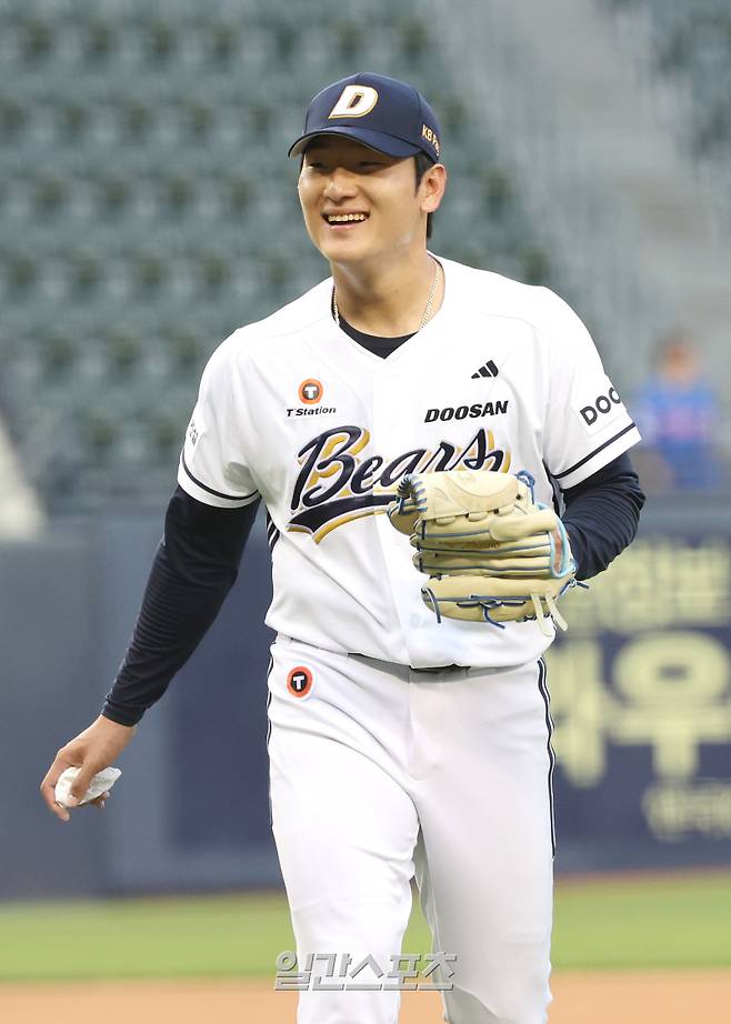 2025 KB0리그 프로야구 두산베어스와 키움히어로즈의 경기가 15일 오후 서울 잠실야구장에서 열렸다.7회초 수비를 마친 곽빈이 웃으며 마운드를 내려가고 있다.잠실=김민규 기자 mgkim1@edaily.co.kr /2025.06.15/