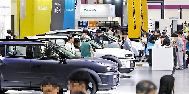 전기차 트렌드 한눈에 환경부가 주최하고 코엑스·한국배터리산업협회·한국자동차환경협회가 공동 주관하는 국내 대표 전기차 전시회 ‘EV트렌드코리아 2025’가 서울 삼성동 코엑스에서 5일까지 사흘간 열린다. 3일 EV트렌드코리아 전시장을 찾은 관람객들이 전기차를 살펴보고 있다. 뉴스1