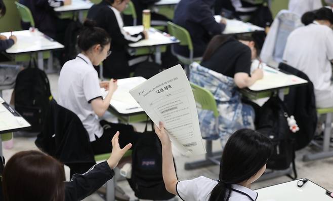 2026학년도 대학수학능력시험 전국연합학력평가가 실시된 4일 대구여자고등학교에서 고3 수험생들이 시험지를 전달하고 있다. 연합뉴스