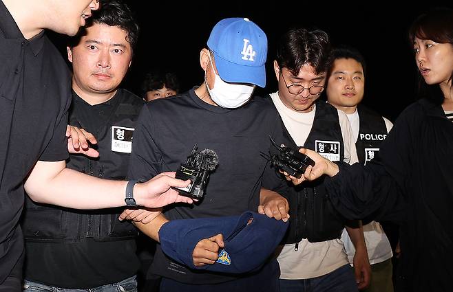 대구에서 신변보호 여성을 살해하고 도주한 피의자가 범행 나흘 만에 세종시 조치원읍에서 경찰에 붙잡혀 15일 대구 성서경찰서로 들어서고 있다. 연합뉴스