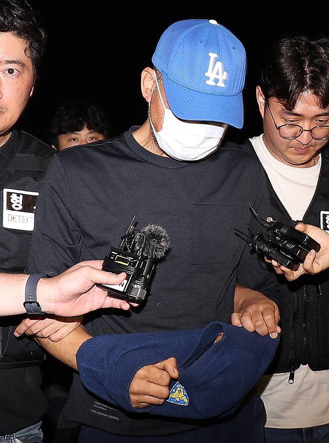 대구에서 신변보호 여성을 살해하고 도주한 피의자가 범행 나흘 만에 세종시 조치원읍에서 경찰에 붙잡혀 15일 대구 성서경찰서로 들어서고 있다. 연합뉴스