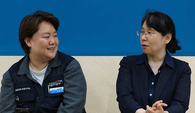 박연수 민주노총 화물연대본부 기획실장(왼쪽)과 조현주 변호사가 지난 10일 서울 중구 경향신문사에서 인터뷰를 하고 있다. 서성일 선임기자