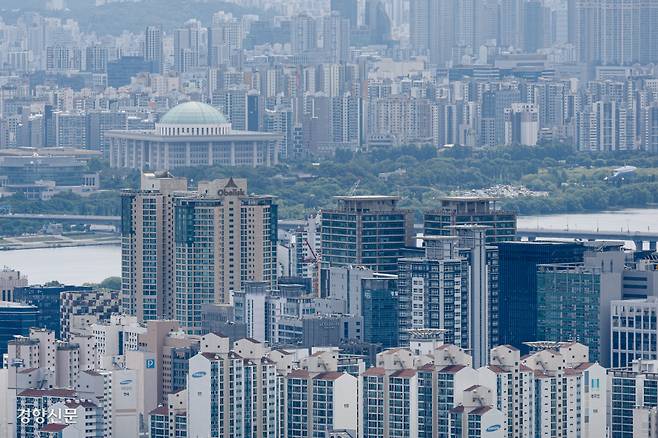 최근 집값 상승세가 서울 강남 3구(강남·서초·송파)와 마용성(마포·용산·성동)을 넘어 노도강(노원·도봉·강북) 등 서울 전역으로 확산하고 있다. 15일 서울 남산에서 바라본 마포와 영등포 일대에 아파트 단지가 밀집돼 있다. 문재원 기자