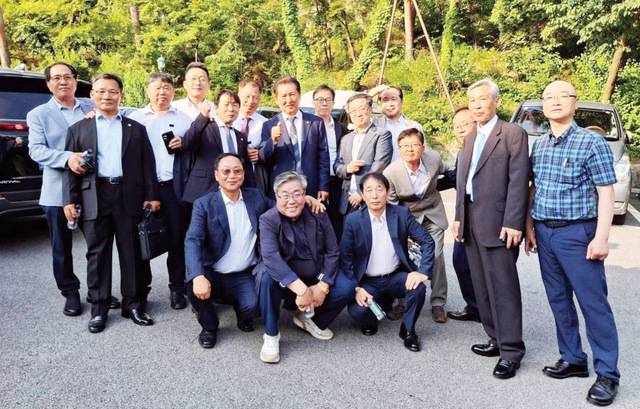 이재명 대통령과 과거 함께 일했던 오리엔트시계 공장 동료들이 지난 14일 이 대통령의 장남 동호씨 결혼식에 초대돼 정청래 더불어민주당 의원과 기념사진을 찍고 있다. 정청래 의원 페이스북 캡처