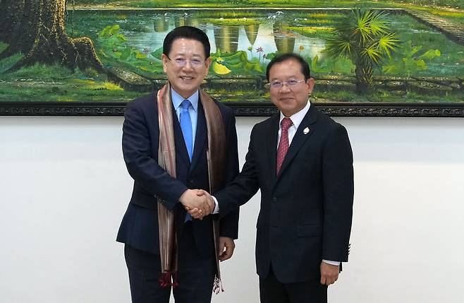 캄보디아를 방문 중인 김영록 전라남도지사가 13일(현지 시간) 프놈펜 MOH 본부에서 열린 ‘전라남도-캄보디아 보건의료 교류 및 협력 고위급 회담’에 참석, 치앙 라 캄보디아 보건부장관과 기념촬영을 하고 있다. 전남도 제공