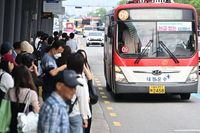 광주 시내버스 노조가 파업에 나서고 있는 지난 9일 오전 광주 서구 유·스퀘어광주종합버스터미널 버스정류장에서 시민들이 만원 버스를 기다리고 있다. 뉴시스