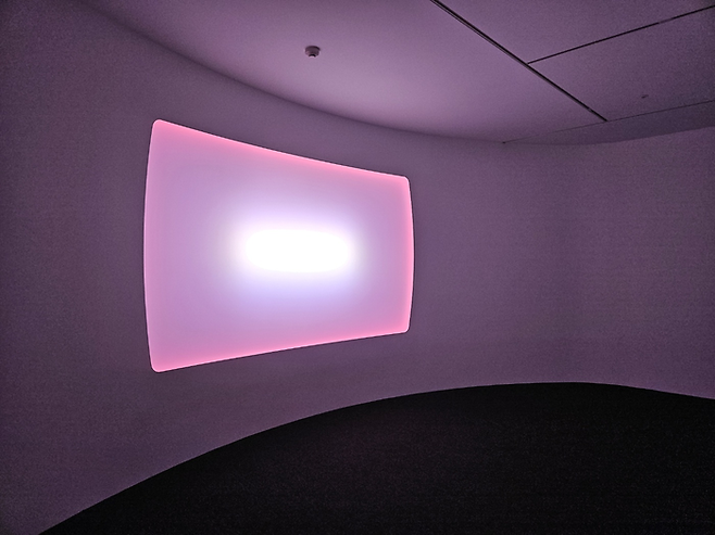 제임스 터렐 ‘Longing, Wide Elliptical Curved Glass’(2021). 송경은 기자