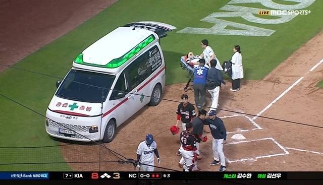 최정원이 14일 창원 KIA전에서 앰뷸런스에 실리고 있다. 사진=중계화면 캡쳐