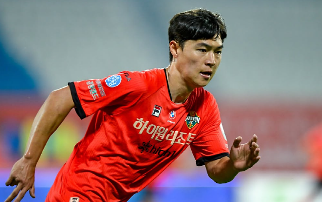 6월 13일 강원도 춘천송암스포츠타운에서 열린 강원 FC와 전북 현대의 경기. 강원이 전북에 0-2로 뒤진 후반 22분이었다. 강원 정경호 감독은 이지호를 빼고 김건희(30)를 투입했다. 올여름 이적시장에서 합류한 김건희의 강원 데뷔전이었다. 사진=강원 FC SNS