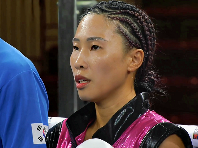 2025년 6월 이탈리아 노바라 ‘팔라이고르 고르곤촐라’ 세계복싱협회 여자 플라이급 골드타이틀매치 시작 전 태극기에 경례하며 애국가를 부르고 있다. 박혜수는 WBA 라이트플라이급 아시아 챔피언이다. 사진=이탈리아복싱연맹(Federazione Pugilistica Italiana) 영상 화면