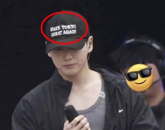 그룹 방탄소년단(BTS) 멤버 정국이 일본 우익 성향의 메시지를 담은 모자를 착용했다가 고개를 숙였다./사진=온라인 커뮤니티 갈무리