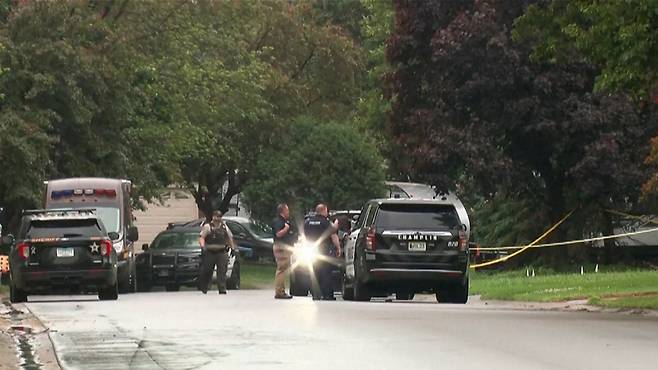 미국 미네소타주에서 14일(현지시간) 민주당 소속 주의회 의원 부부가 자택에서 총격을 받고 사망한 가운데 경찰이 미니애폴리스 교외 챔플린에서 경찰관으로 위장한 용의자를 찾고 있다. /로이터=뉴스1