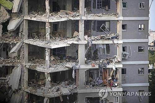 이란 미사일에 맞아 파괴된 이스라엘 텔아비브 근처 바트얌 지역 건물. AP 연합뉴스