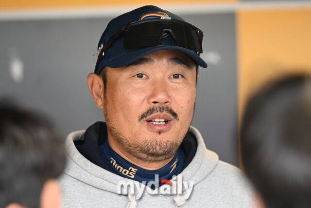 15일 인천 SSG랜더스필드에서 열린 '2025 신한 SOL BANK KBO리그' NC 다이노스와 SSG랜더스 경기. NC 이호준 감독이 경기 전 취재진과 인터뷰를 하고 있다./마이데일리