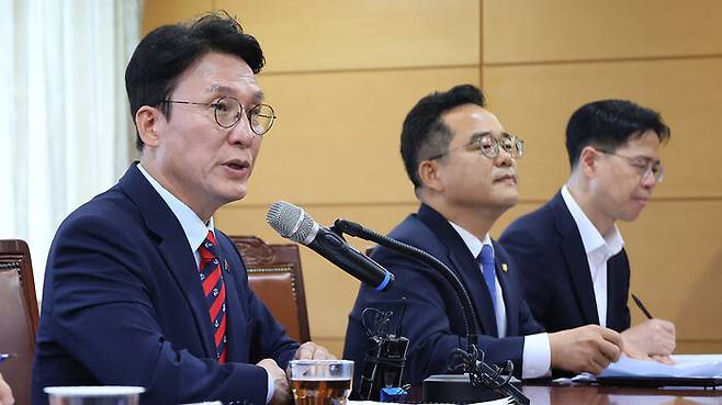 김민석 국무총리 후보자가 14일 서울 종로구 통의동 금융감독연수원에 마련된 청문회 준비단 사무실에서 식품·외식업 협회와 전문가 등이 참석한 가운데 열린 밥상물가 안정을 위한 경청 간담회에서 발언하고 있다.