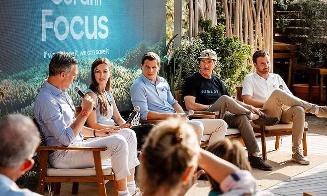 삼성전자의 ‘코랄 인 포커스’ 다큐멘터리 시사회에서 프로젝트에 참가했던 담당자들이 모여 갤럭시 카메라 기술을 활용한 산호초 복원과 다큐멘터리 제작 과정을 소개하는 모습. 왼쪽부터 에델만 지속가능경영 전략 미국총괄 알렉스 히스, 삼성전자 북미총괄 지속가능경영 담당 캐시 스미스, 미국 캘리포니아대학교 샌디에이고(UCSD) 해양연구소 스크립스 수석연구원 다니엘 왕프레스어트, 시트리 공동설립자 마이클 스튜어트, 다큐멘터리 감독 퀜틴 반 덴 보스. 삼성전자 제공